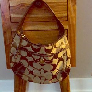 Fabulous, iconic, vintage Coach logo shoulder bag.